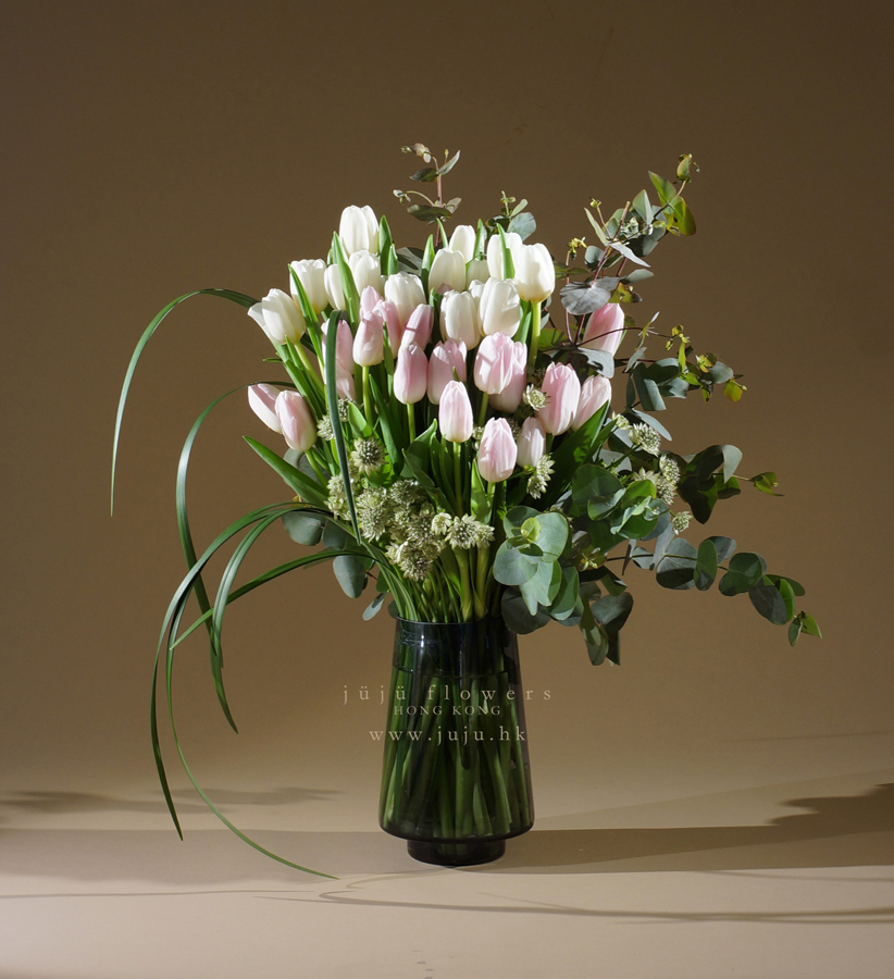 30 stems Tulip bouquet in vase juju FLOWERS